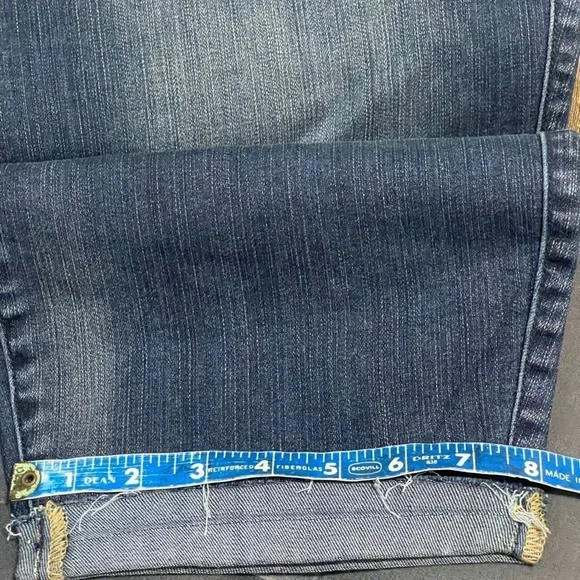 Torrid Premium Women Blue Denim Flat Front Distressed Raw Hem Capri Pants 26 NEW - Picture 9 of 12